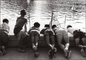 ポストカード モノクロ写真「ボートを見ている子どもたち」