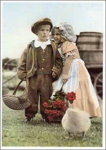 ポストカード カラー写真 お花とカゴを持った男の子と女の子
