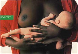 ポストカード カラー写真 白人の赤ちゃんに母乳を飲ませる黒人女性