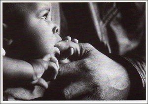 ポストカード モノクロ写真「指をしゃぶる赤ちゃん」