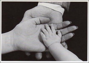 ポストカード モノクロ写真「家族の手」