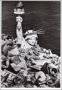 ポストカード モノクロ写真「ゴミの中に埋もれる自由の女神」