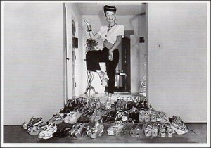 ポストカード モノクロ写真「似たような厚底の靴を履く女性」