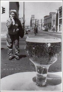 ポストカード モノクロ写真「冷えた飲み物をうらやましそうに見る男性」