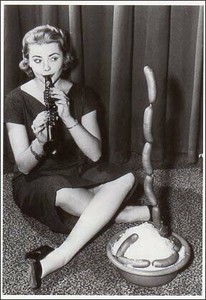ポストカード モノクロ写真「笛を吹く女性、立つホットドッグ」