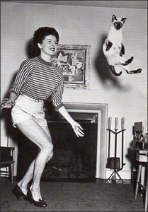 ポストカード モノクロ写真「飛び上がる猫と女性」