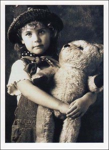 ポストカード モノクロ写真「ぬいぐるみを抱いた少女ロベルタ」