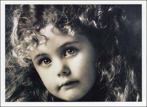 ポストカード モノクロ写真「こちらを見つめる少女ロベルタ」