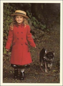 ポストカード カラー写真 犬とお散歩をしている赤いコートを着た女の子