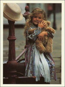ポストカード カラー写真 テディベアを抱えた女の子