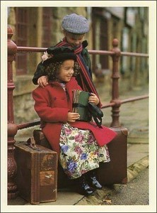 ポストカード カラー写真 お出かけ中の男の子と女の子