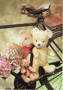 ポストカード カラー写真 3匹のテディベアと古びた自転車