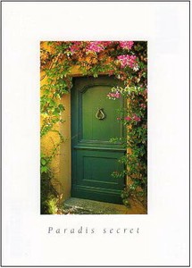 ポストカード カラー写真 草花の中の緑のドア