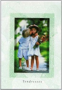 ポストカード カラー写真 花束を持った女の子にキスをする男の子