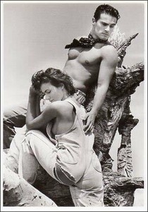 ポストカード モノクロ写真「ポーズをとる男性と女性」