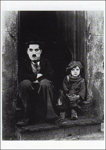 ポストカード モノクロ写真「チャールズ・チャップリンと子ども」