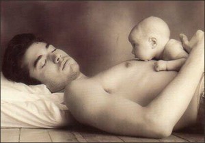 ポストカード モノクロ写真「眠っている男性と赤ちゃん」