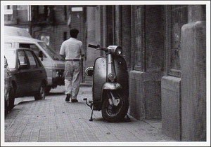 ポストカード モノクロ写真「街中のバイク」