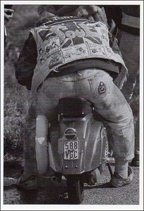 ポストカード モノクロ写真「子どもとバイク」