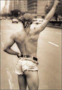 ポストカード モノクロ写真「ヒッチハイクをする男性」