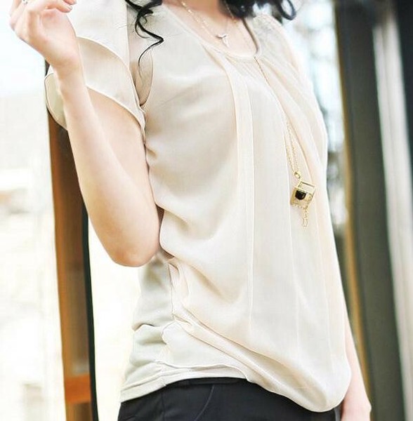 ブラウスっぽく着こなせる甘めのカットソー