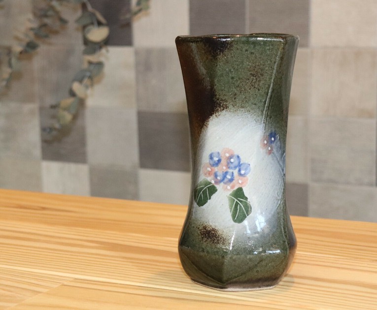 益子焼 花瓶 六角ねじれ 紫陽花の商品ページ｜卸・仕入れサイト