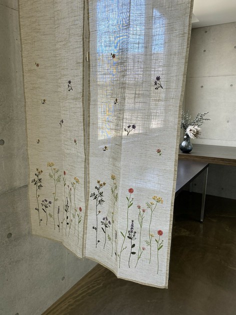 花と葉の刺繍のれん