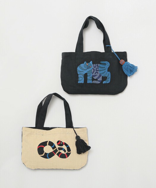 CHIZURI 刺繍フラットミニバッグ H25S230(4カラー)の商品ページ