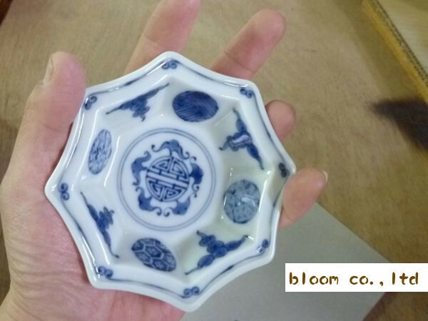 【お値下げしました！】伊万里　染付　丸紋小皿 伊万里 染錦 丸紋 牡丹 輪花型小皿 2客セット - 生活骨董と古布
