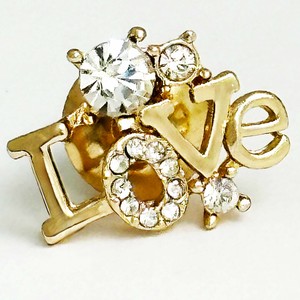 キラキラ☆ピンブローチ　LOVE　ラブ　英文字　　タックピン　母の日　ギフト
