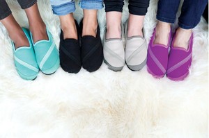 【シカゴ発ブランド】KOZIKICKS コージーキックス ふわもこシューズ ソリッドカラー