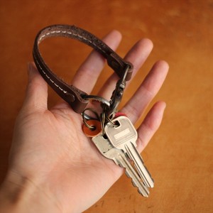 ループ形状のレザーキーホルダー | 全5色 | 革製品　鍵をまとめる日本製無地本革 ユニセックスギフト