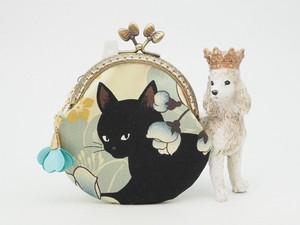 「黒猫と牡丹・アイボリー」がま口ポーチ・コインケース（口金8.5センチ）