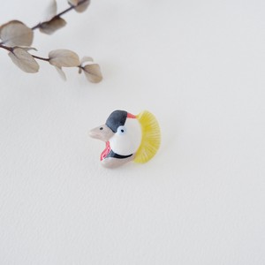 ピンバッジ　ホオジロカンムリヅル　日本製