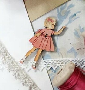 フランス製　木製ボタン　アトリエ ボヌール ドゥ ジュール 【ピンクのドレスの女の子】
