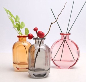 ガラス花瓶のテーブルの上に透明な水で生け花をする小さな花瓶0814#STL821