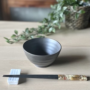 日本製　窯元直送　うす彫りろくべ茶碗・小　いぶし黒 【おうちカフェ　おうちごはん】