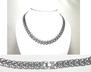 Laurel Titanium Necklace
