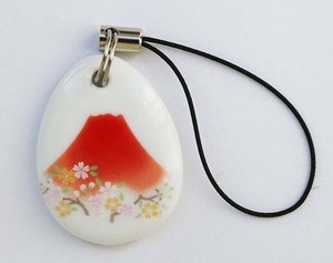 赤富士に桜がよく似合うストラップ