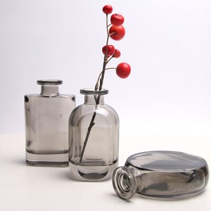 ガラス花瓶 テーブル 上に透明な水で生け花をする小さな花瓶