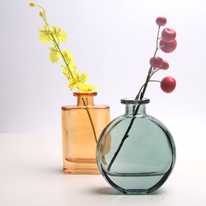 ガラス花瓶 テーブル 上に透明な水で生け花をする小さな花瓶