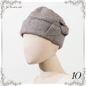 ウール　100％素材　無地　花モチーフ　暖かい素材の　帽子です