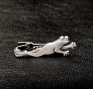 日本製 ネクタイピン タイバー 跳びカエル　蛙
