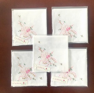 SALE・刺繍いり　バラのハンカチ・スワトウ刺繍 ・バラ雑貨・ファッション雑貨