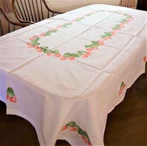 刺繍いりテーブルクロス　いちご柄　H150×W230[cm]・スワトウ刺繍