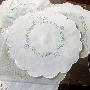 刺繍いり　ドイリー　26cm　小花ブルー・キッチンファブリック・スワトウ刺繍