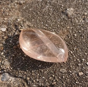 ほんのりピンクな裸石　ラビットヘアー水晶 in 水晶　アイリス