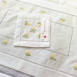 刺繍いり　ランチョンマット＆コースター・イエローの小花・スワトウ刺繍