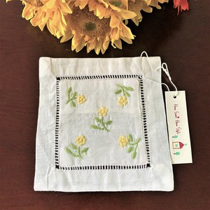 刺繍いり　コースター・イエローの小花・スワトウ刺繍