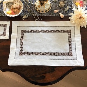 ドロンワーク　刺繍いりランチョンマット・30×45cm/ブラウン・イエロー・グリーン・スワトウ刺繍